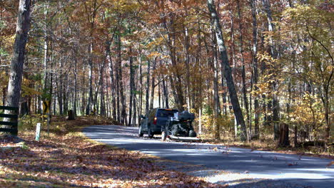 País-Por-Carretera-En-Otoño-Con-Suv-Conduciendo-Por