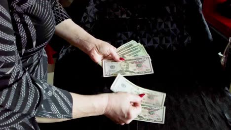 Hands-of-a-lady-counting-her-dollars-after-the-US-Bank-Collapses