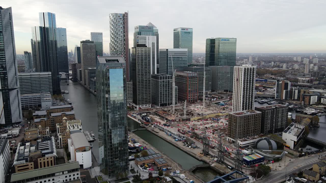 panorámica aérea que muestra rascacielos de lujo de canary wharf con el río támesis en londres, reino unido