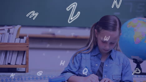 animación de letras que cambian sobre la escritura de una estudiante en la escuela