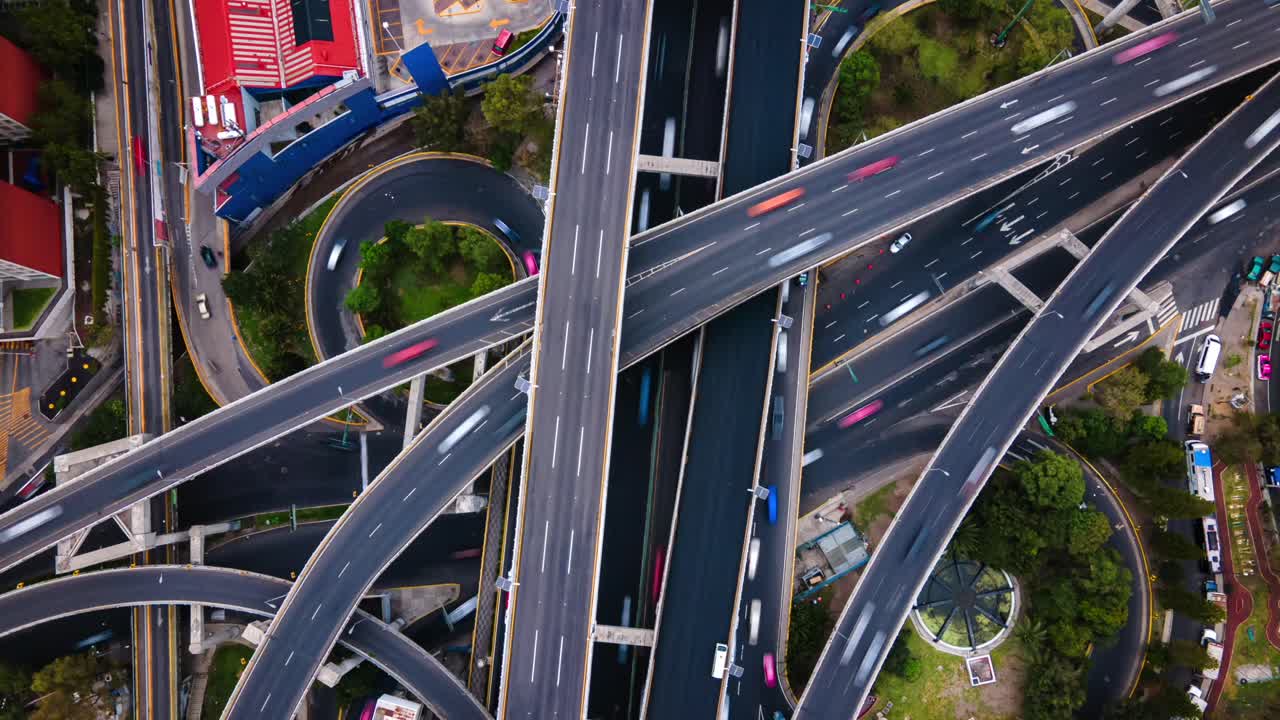 밤에 멕시코 시티에서 고속도로의 공중 받침대 상승 hyperlapse