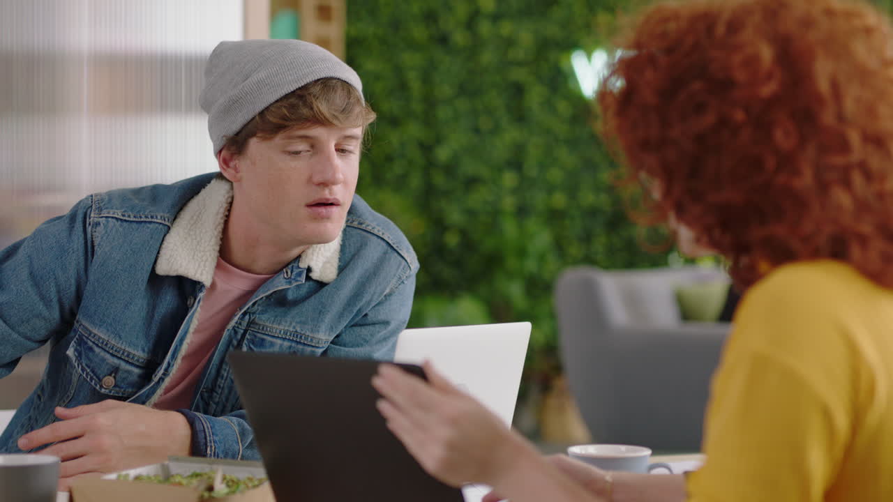 젊은 사업가 들 이 멋진  ⁇ 은 머리 를 가진 여자 들 이 노트북 컴퓨터 를 이용 하여 아이디어 를 공유 하고 친구 들 에게 아이디어 를 화면 에 보여 주며 트렌디 한 사무실 에서 팀워크 를 즐기고 있다