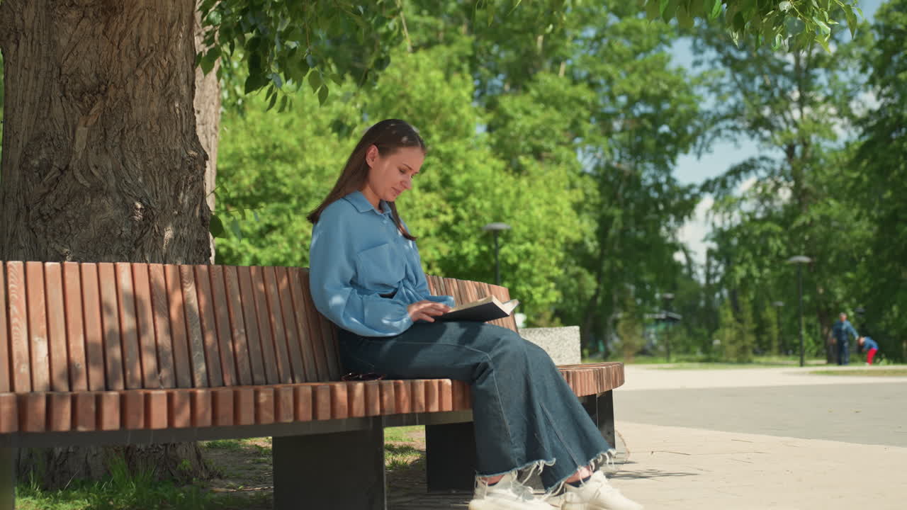 여성이 평화롭게 야외에서 드로잉하고 있어요. 정적인 여성은 따뜻한 햇빛 아래 나뭇잎과 길을 묘사하고, 차분한 여성 창작자는 밝은 여름 햇빛 속에서 나뭇잎과 오솔길을 스케치해요.
