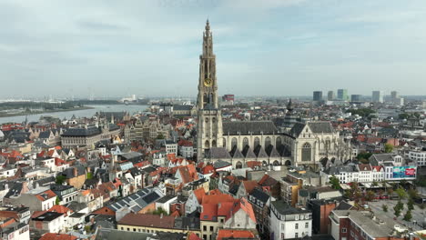 Impressive-cathedral-tower-and-old-town-buildings-in-Antwerp-city,-Belgium