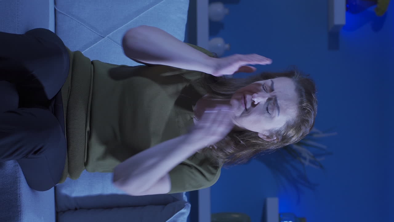 el video vertical de la mujer está hablando sola y enojándose.