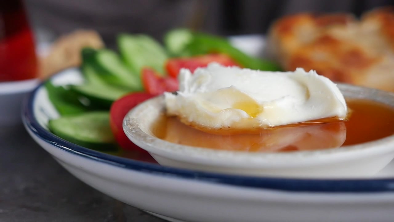 Queso Labneh Cremoso con Miel y Verduras Frescas.