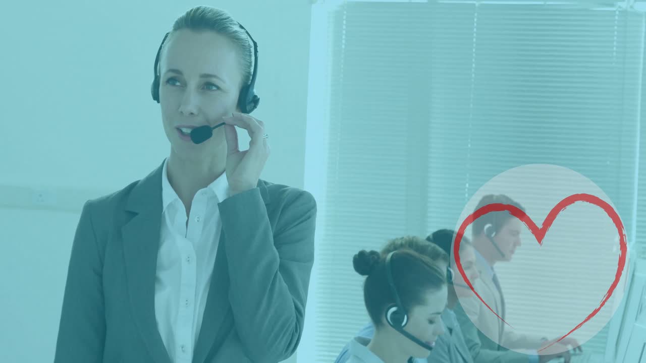 행복한 백인 여성 컨설턴트가 일하는 곳에서 나타나는 심장의 애니메이션