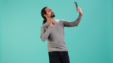 Hombre-Vanidoso-Que-Usa-Un-Teléfono-Inteligente-Para-Tomarse-Selfies-Y-Publicarlas-En-Las-Redes-Sociales