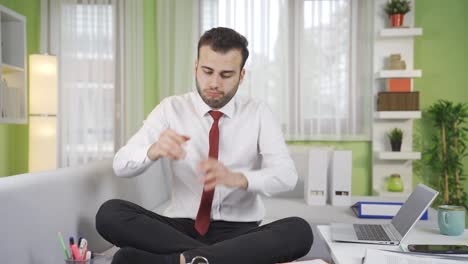 Joven-Infeliz-Trabajando-Cansado-Y-Agotado.