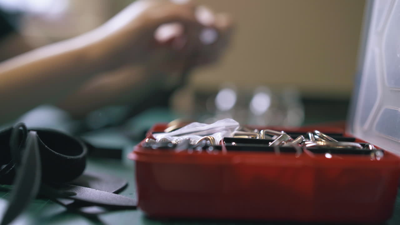 especialista de taller abre la caja roja con accesorios de metal