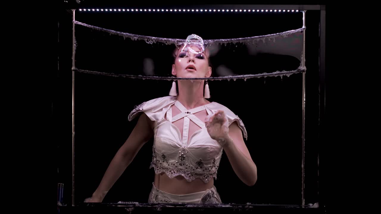 모델 소녀는 비눗방울로 묘기를 부리고 비눗방울을 불고 손으로 잡고 날려버립니다