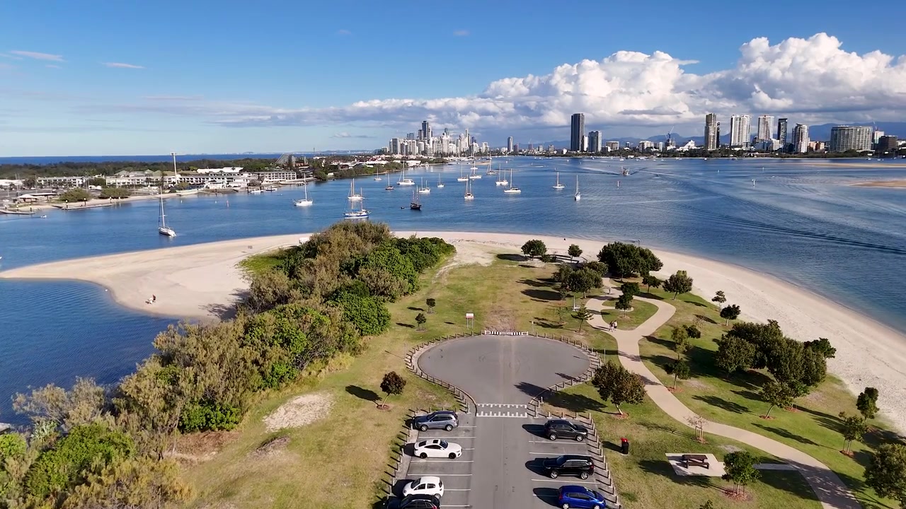 Droneoptagelse fra høj vinkel med udsigt over kystlinjen og byens skyline ved Main Beach, Gold Coast
