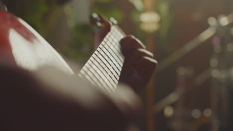 primer plano de alguien tocando una guitarra acústica