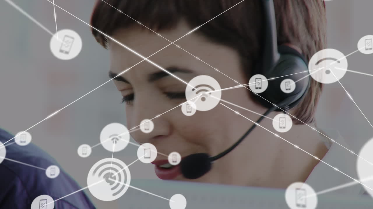 animación de una red de conexiones e iconos sobre una mujer de negocios con auriculares