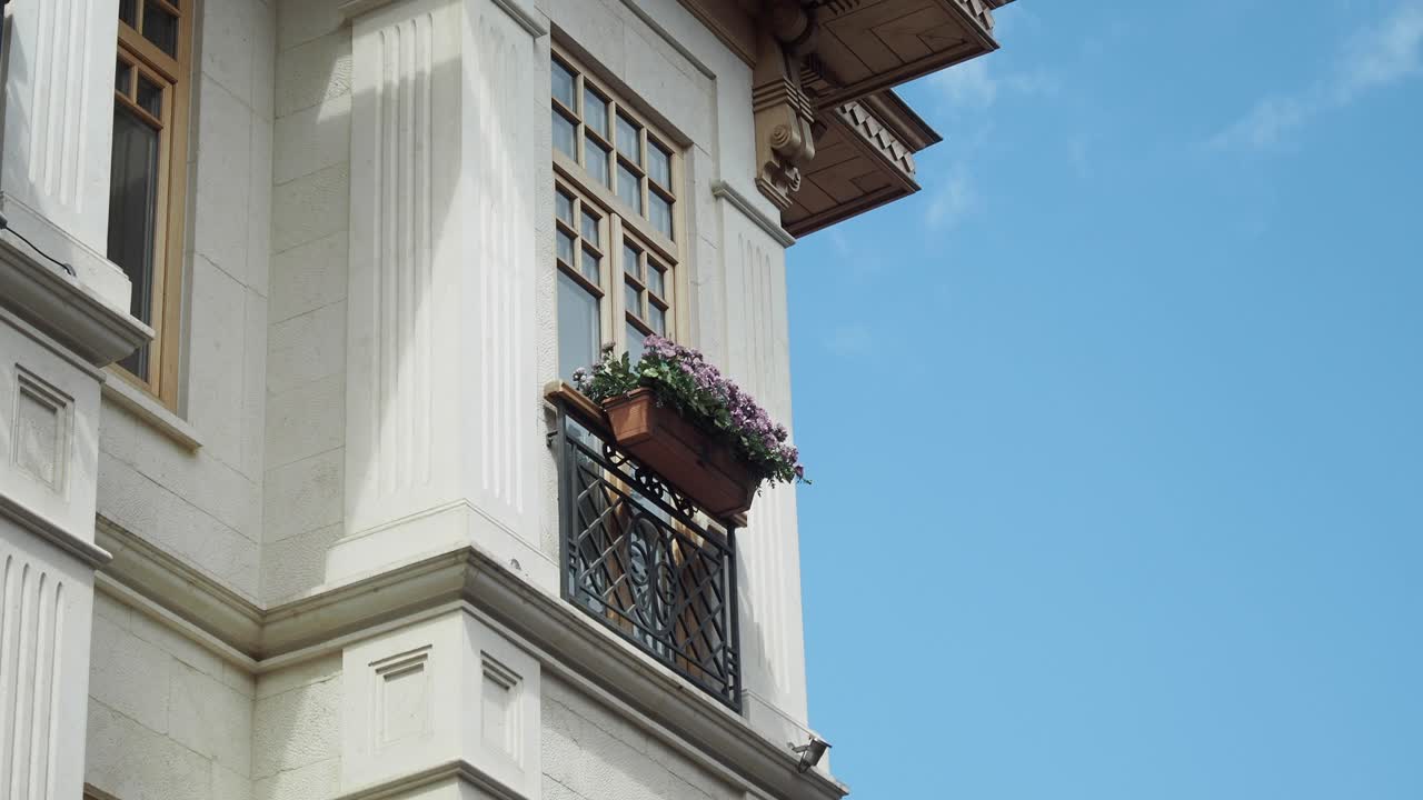 balcón adornado con flores en un edificio antiguo