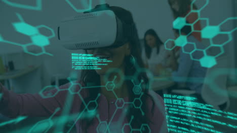 animación de datos científicos sobre una mujer biracial que usa auriculares vr en la oficina