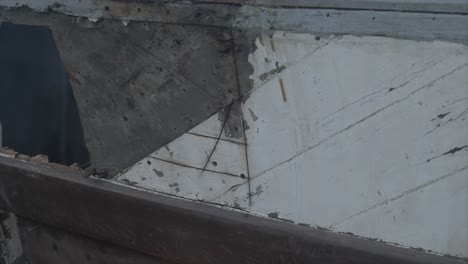 cortar tablas de caoba podrida con amoladora angular en un barco de madera de 80 años