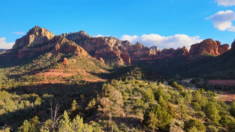 Imágenes-Aéreas-De-Drones-De-4k-árboles-Verdes-Y-Formaciones-Rocosas-Rojas-De-Sedona-Arizona