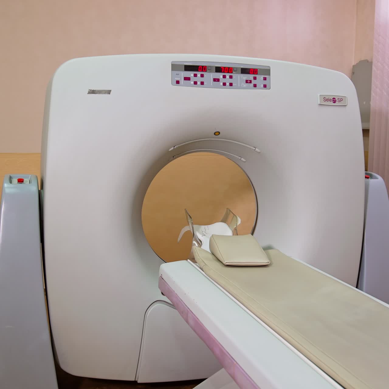 Scansione del dispositivo per risonanza magnetica. Stanza d'ospedale vuota con moderne attrezzature innovative