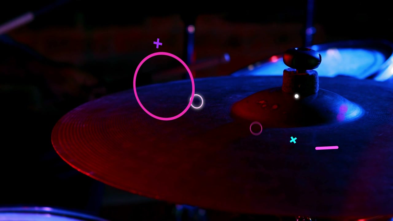 Forme al neon che appaiono all'inizio, espandendosi sul piatto mentre la bacchetta colpisce, sincronizzandosi con la musica.