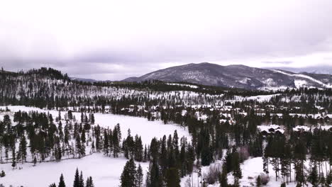 Cinematográfica-Colorado-Antena-Drone-Invierno-Diciembre-Navidad-Cumbre-Cala-Piedra-Angular-Estación-De-Esquí-épico-Pase-Local-Entrada-Montañas-Rocosas-I70-Breckenridge-Vail-Cumbre-Condado-Alto-País-Vivir-Abajo-Movimiento