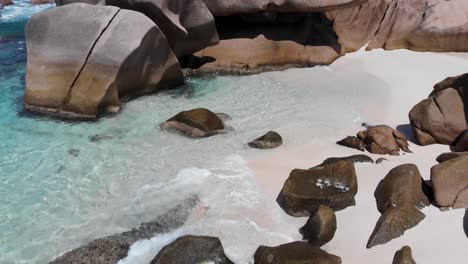 Vista-Aérea-De-Anse-Marron-Con-Sus-Famosas-Formaciones-Rocosas-De-Granito-Y-Piscinas-Naturales