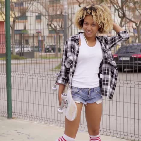 hermosa chica sexy caminando con patineta