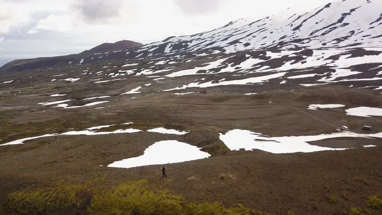 눈이 내린 화산 지형 에서 산책 하는 것