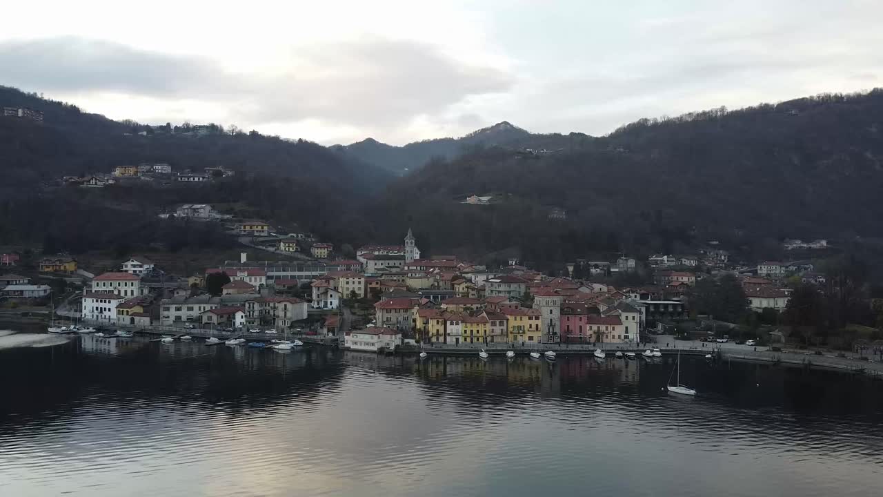 ciudad de pella junto al lago orta