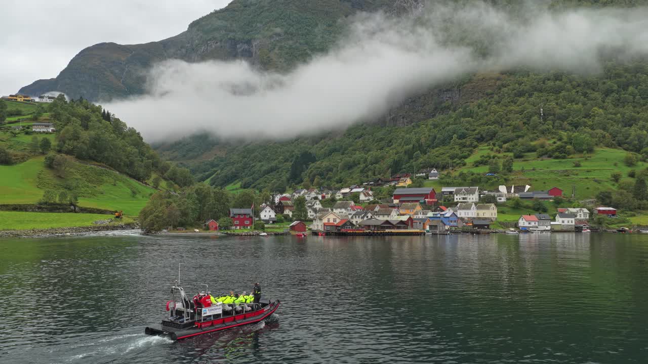 Drohnenaufnahme aus der Vogelperspektive eines Schnellboot-Abenteuers durch einen norwegischen Fjord an einem bewölkten Tag
