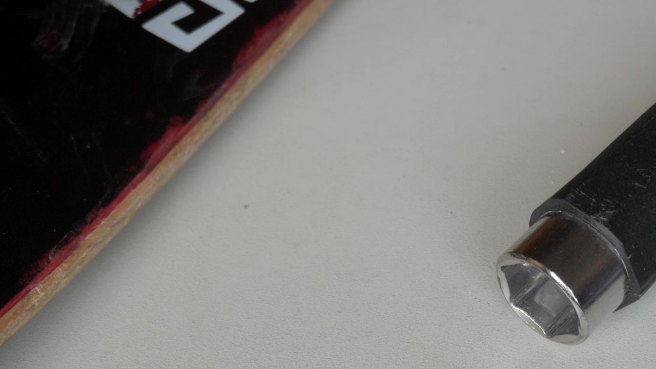 Skateboardværktøj og skateboard på hvid overflade, gør-det-selv og reparationsopsætning