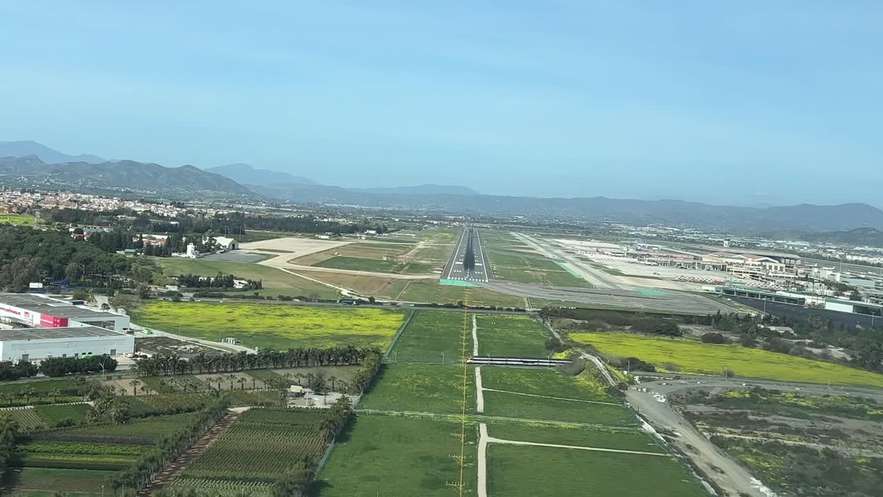 impresionante perspectiva del piloto: acercándose al aeropuerto de málaga, se spain