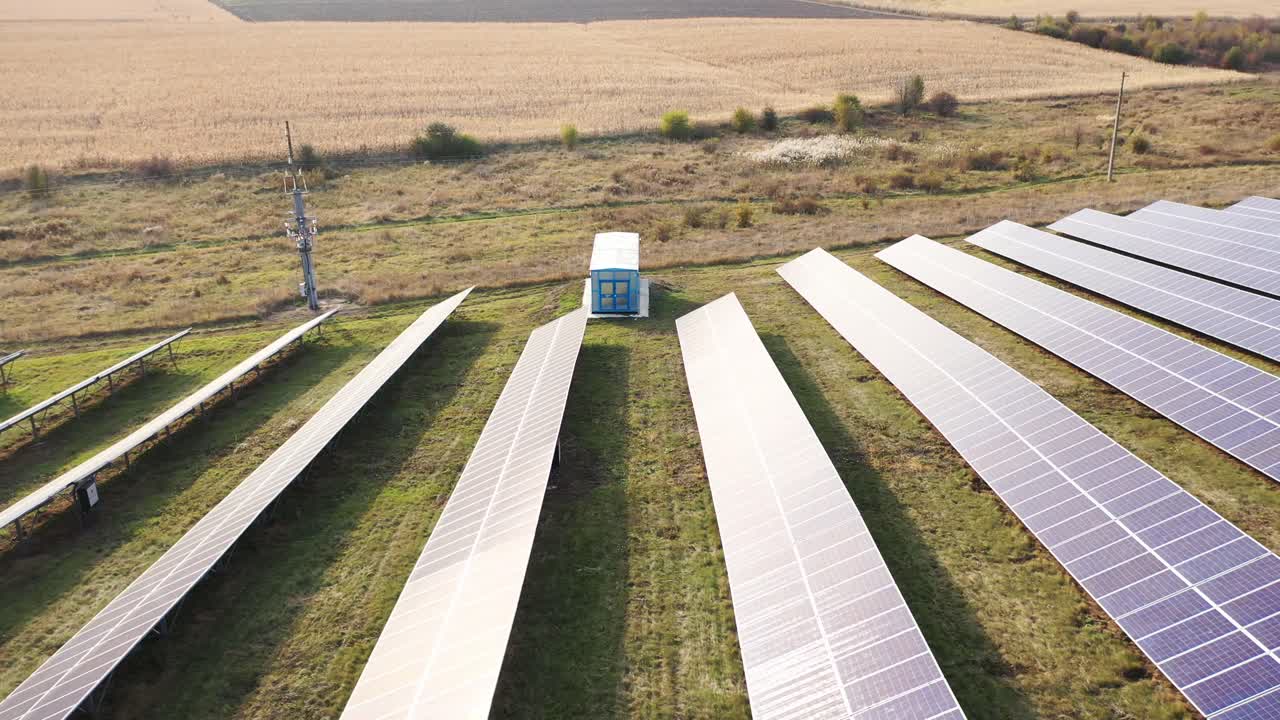 воздушный вид фотоэлектрических солнечных панелей. концепция чистой энергии, зеленой энергии, возобновляемой энергии. концепция альтернативной энергии.