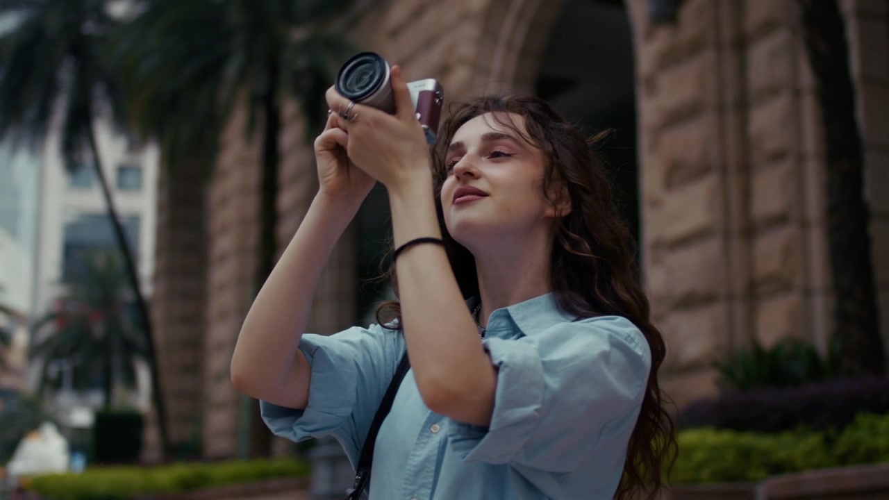 Giovane donna esplora le strade della città, fotografando l'architettura e i panorami urbani.
