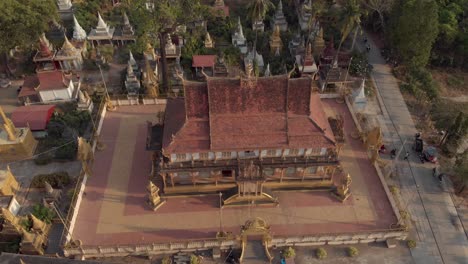 vista aérea sobre el templo dorado en phnom penh, camboya