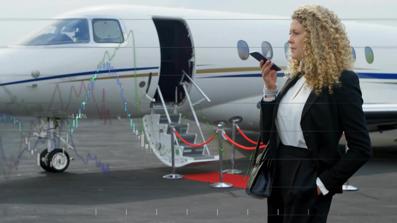 CEO che parla al suo smartphone accanto a un jet privato, avviando grafici che animano metriche finanziarie in aumento