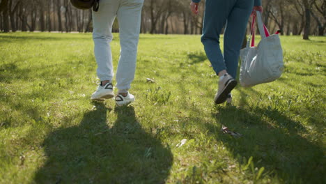 pareja caminando por el bosque