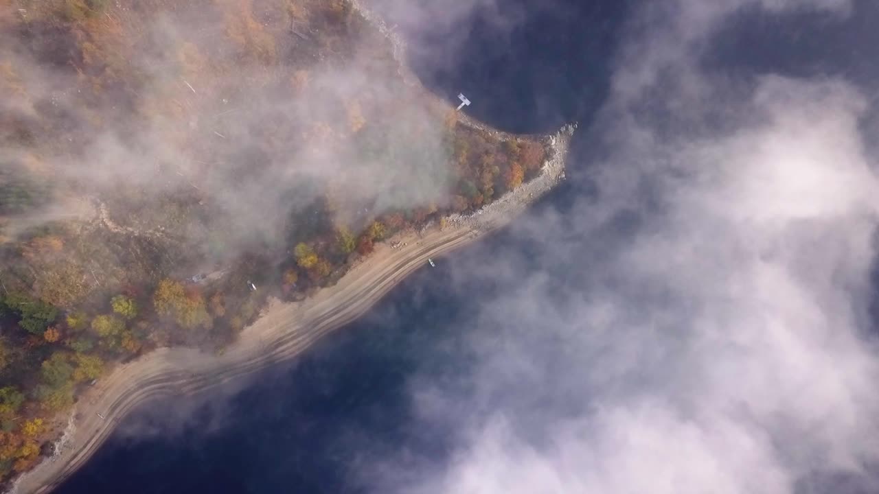 vista perfecta del dron atravesando estas hermosas nubes