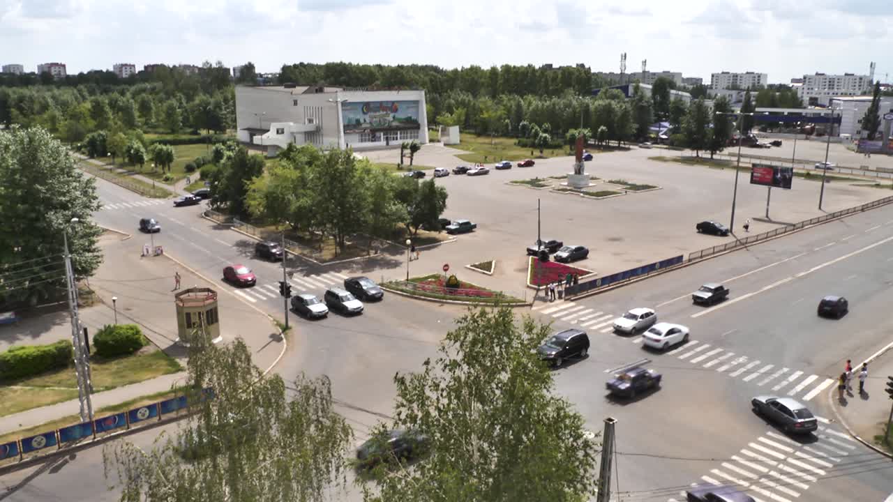 городской пейзаж пересечения с машинами, автобусами и зданиями