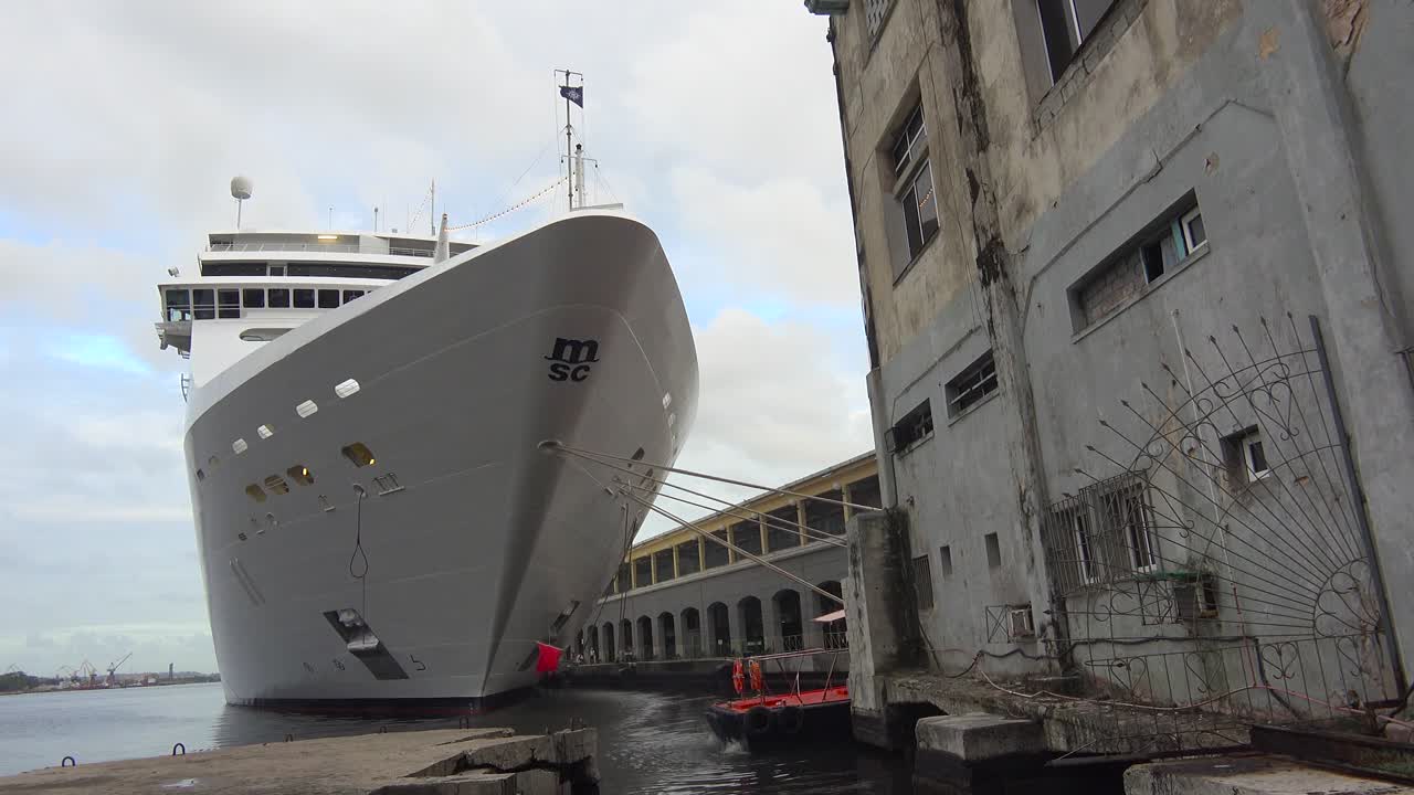 массивные круизные суда причаливают в гаванской гавани кубы