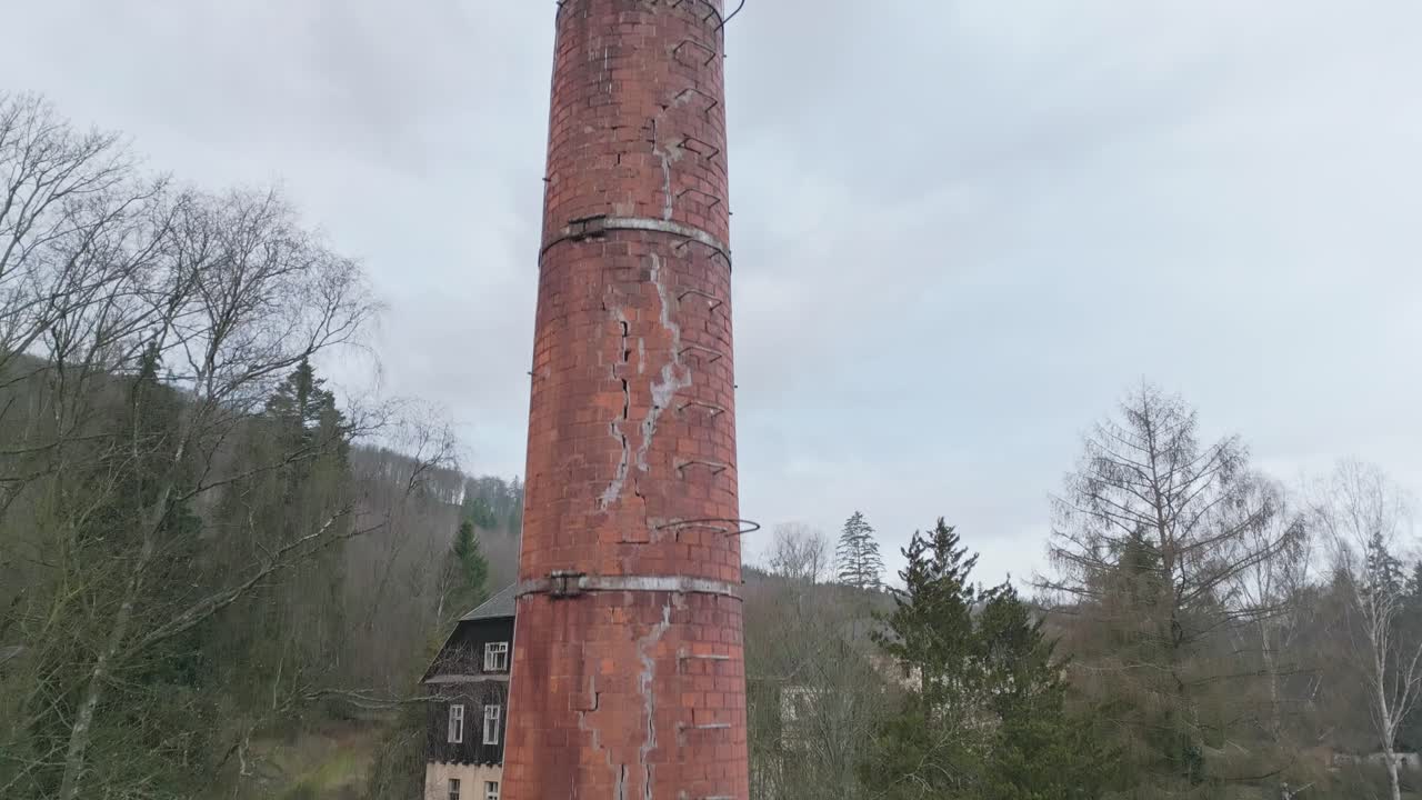 Dronebillede, der afslører skorsten ved forladt spakompleks