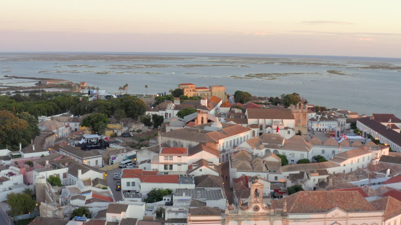 Le antiche mura della città di Faro si ergono verso il cielo dorato dell'Algarve, vista aerea