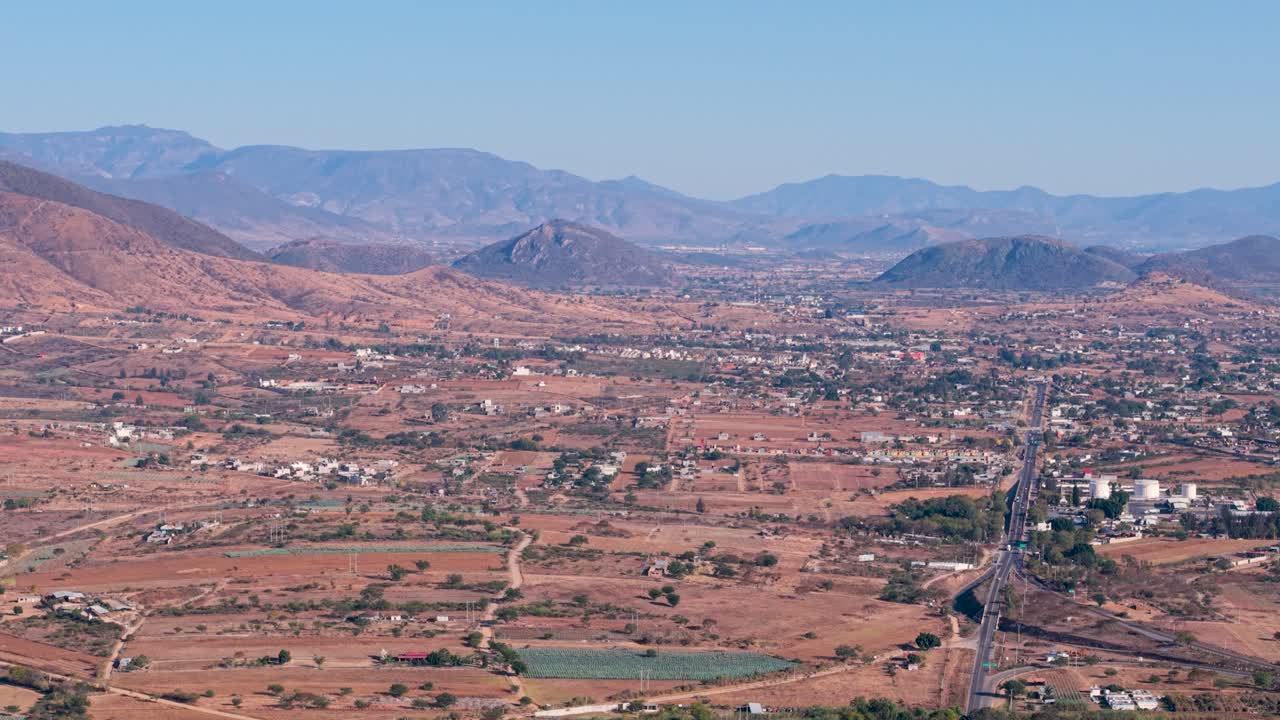 Panorama aereo di terra arida nella regione della Valle Centrale di Oaxaca