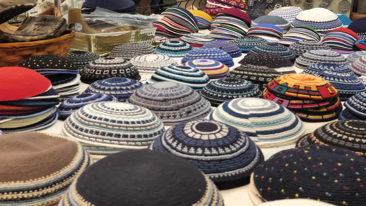 variedad de kipá yarmulke adornados en el puesto en el mercado, muchos diseños de cerca
