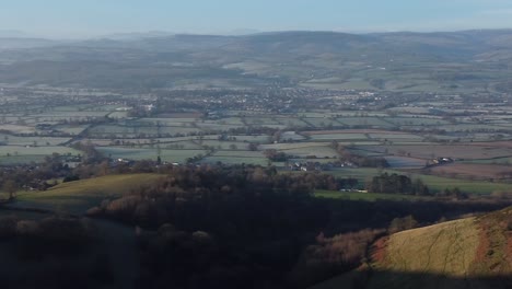 Ferne-Neblige-Schichten-Von-Panorama-Landschaften-Im-Ländlichen-Bergtal-Bei-Sonnenaufgang-Aus-Der-Luft,-Die-Nach-Rechts-Schwenken