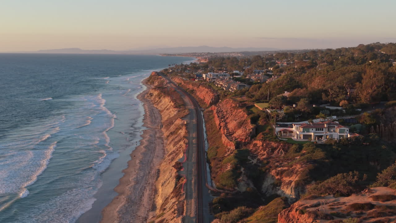 Del Mar, California lúc hoàng hôn. Chuyến bay bằng máy bay không người lái trên đường ray xe lửa Amtrak