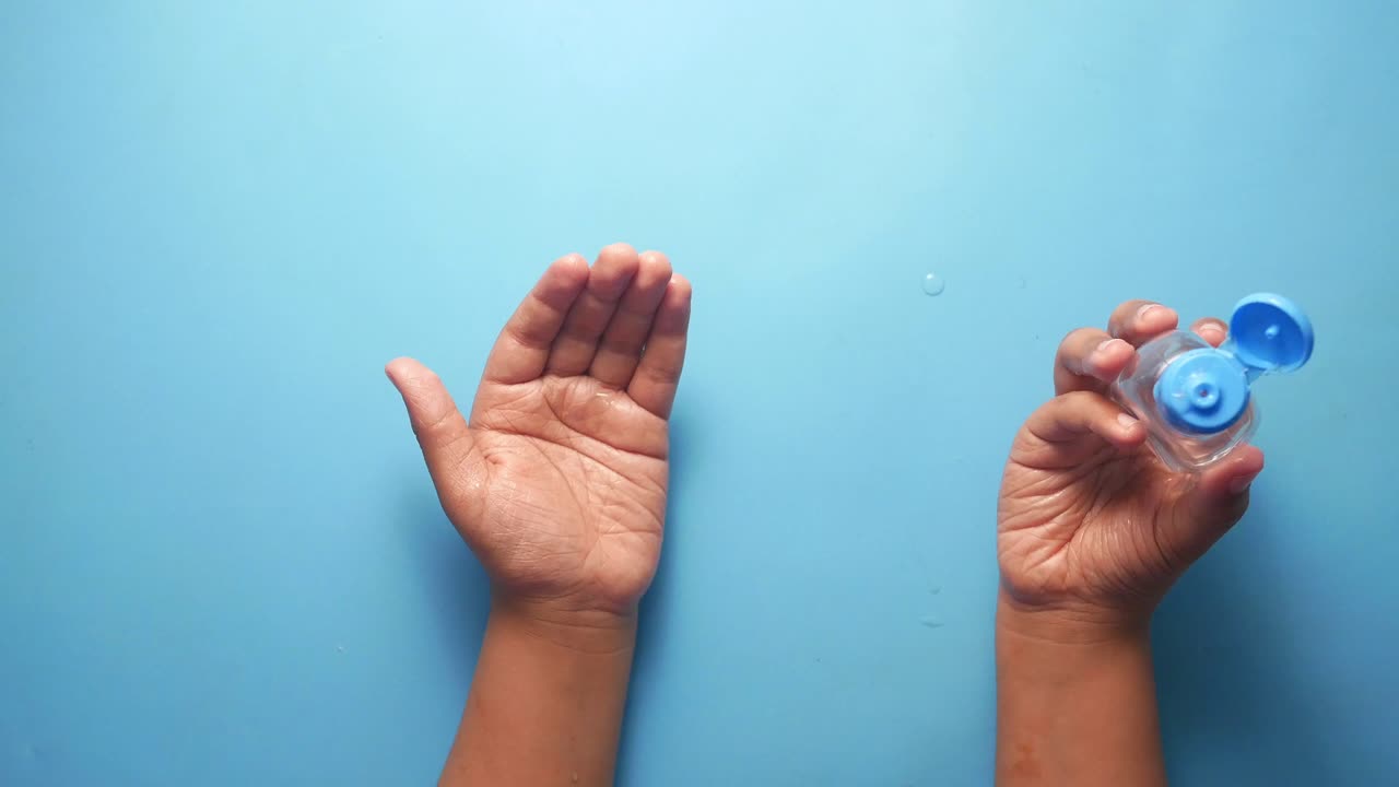 손 소독제를 적용하는 것