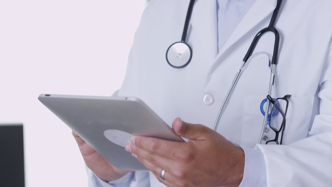 primer plano del veterinario con una tableta digital