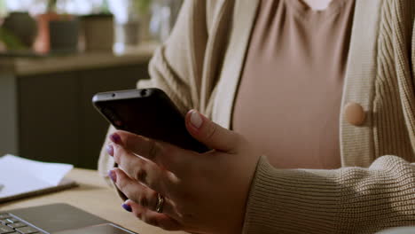 mujer que trabaja en casa