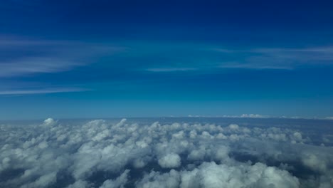 POV-Flug-über-Einige-Kleine-Wolken,-Gesehen-Aus-Dem-Cockpit-Eines-Flugzeugs